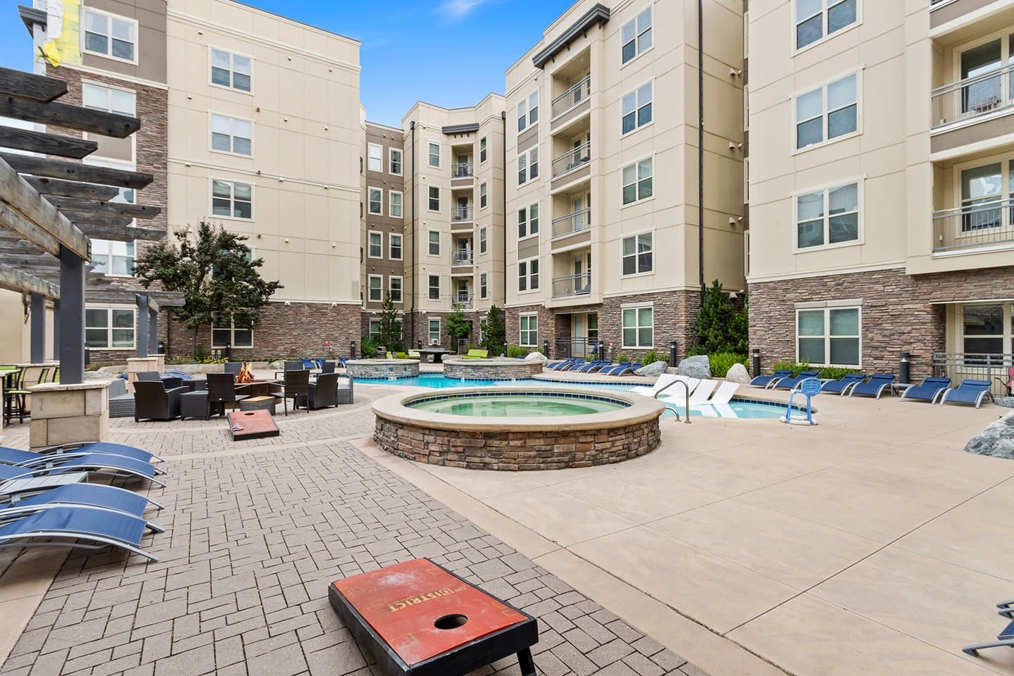 Swimming-Pool-02-District